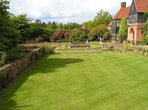 1024px-Lawns_at_Wisley